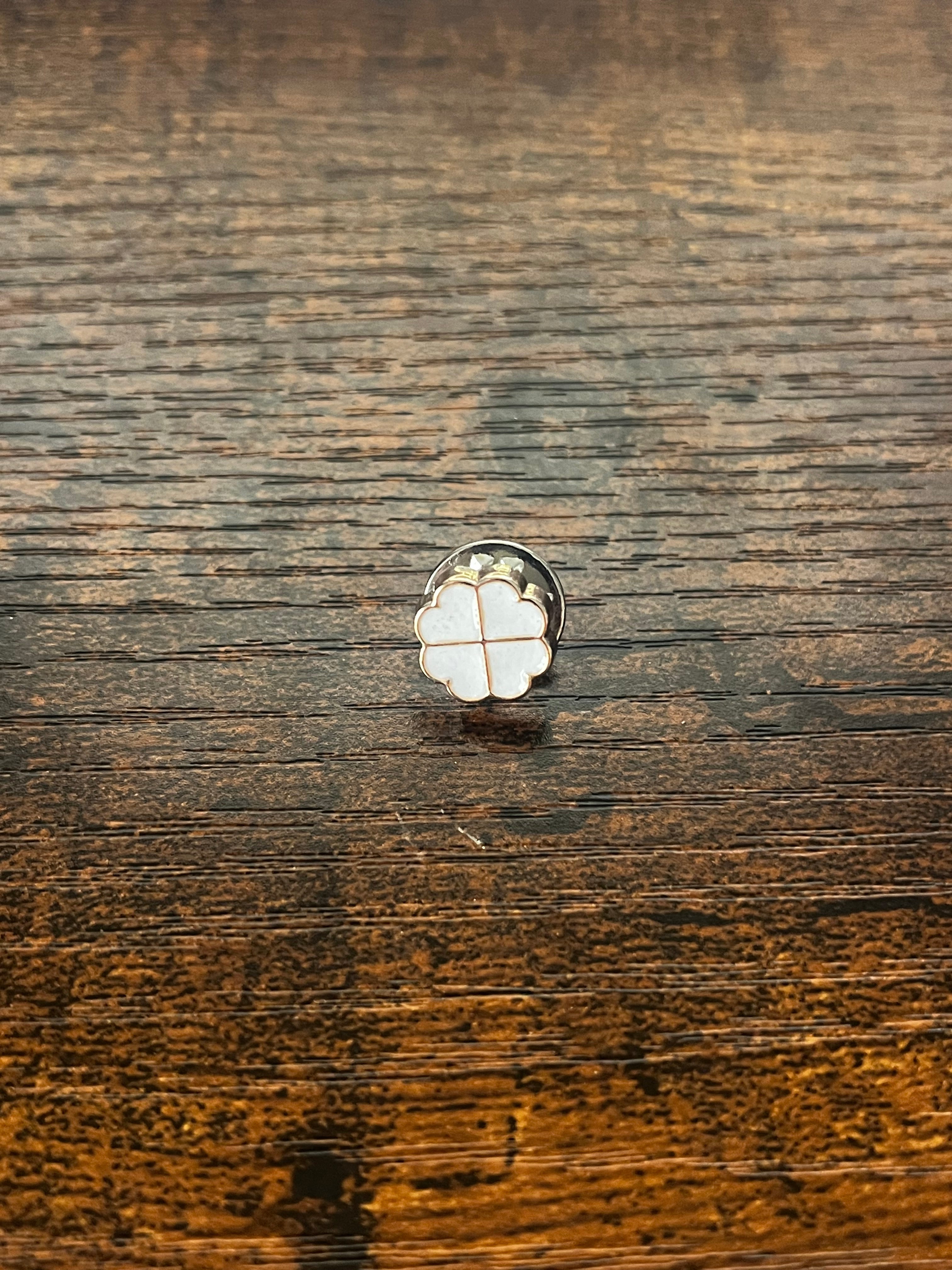 Small Clover Hat Pin white